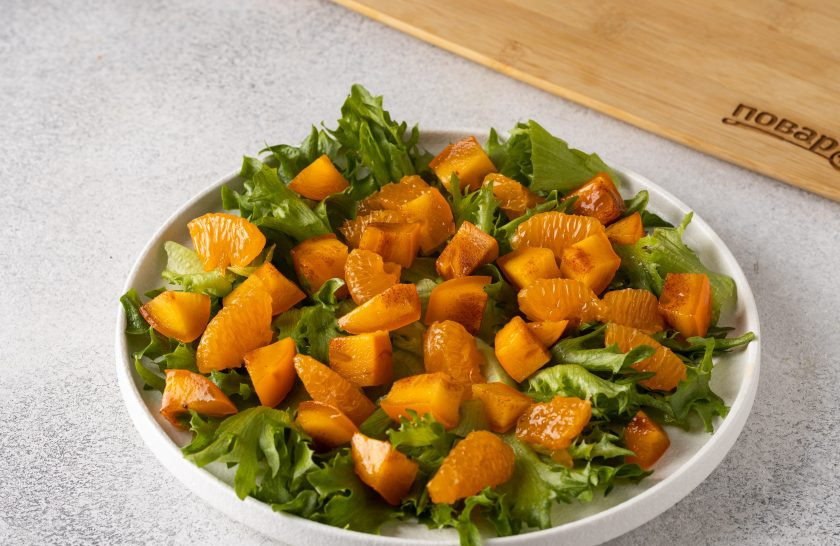 1. Этап. Оранжевый салат с мандаринами и хурмой: Добавьте мандарин и хурму.