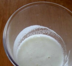 1. Этап. Творожный пирог с грушами: Отделить желток от белка. Взбить белок.