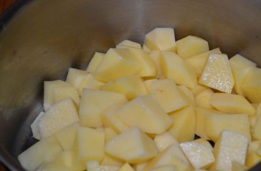 1. Этап. Тушеный картофель: 8. Параллельно очистите и нарежьте небольшими кубиками картофель.