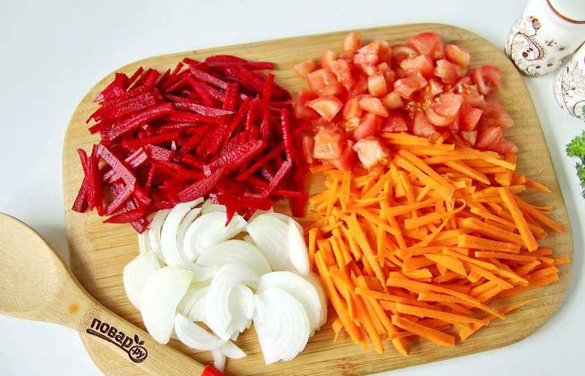 1. Этап. Борщ русский: Лук нарежьте перьями. Помидоры обдайте кипятком, снимите шкурку и нарежьте кубиками. Свеклу и морковь нарежьте небольшой тонкой соломкой.