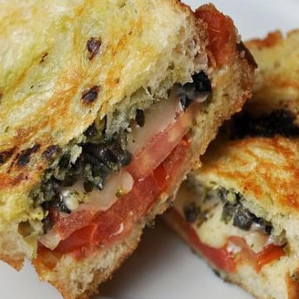 Сэндвичи с помидорами, соусом и сыром