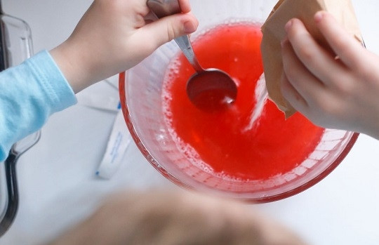 1. Этап. Низкокалорийный торт: 2. Добавьте желе или ягодное пюре, например. Все как следует перемешайте и на всякий случай процедите через мелкое сито.