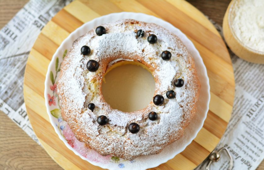 1. Этап. Кекс с творожным сыром: Готовый кекс остудите и выложите на блюдо. Украшайте по желанию — сахарной пудрой и ягодами.