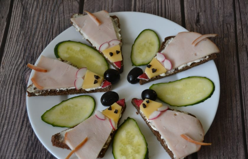 1. Этап. Бутерброды Мышки с ветчиной: Выложите 