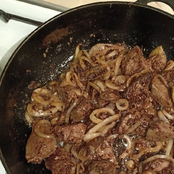 1. Этап. Печень говяжья с луком: Печень вернуть на сковороду и жарить еще 5 минут.