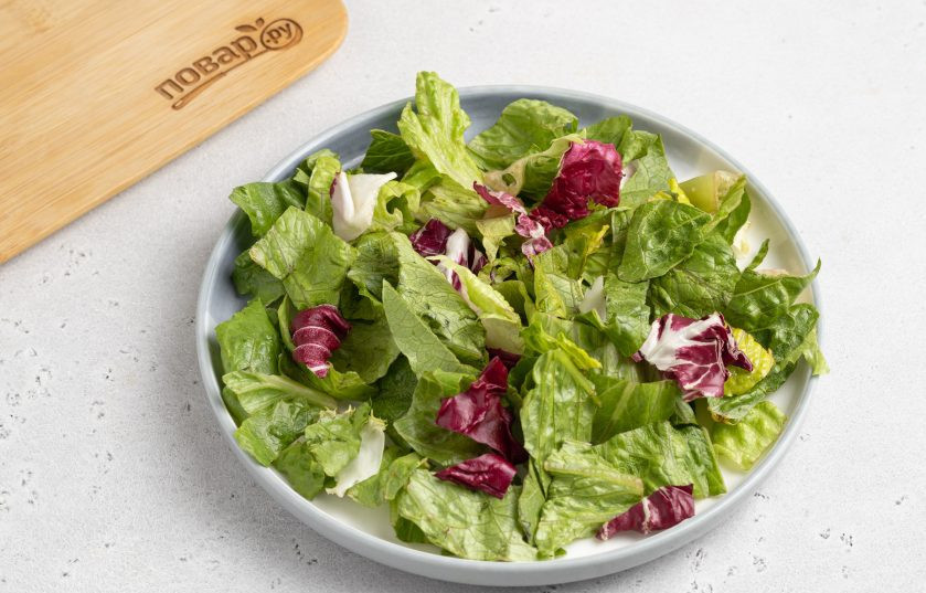 1. Этап. Салат с помело и виноградом: Выложите салатный микс в тарелку для подачи.