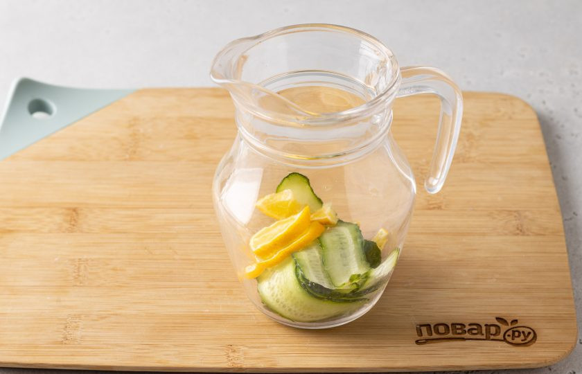 1. Этап. Вода Сасси для похудения: Переложите подготовленные ингредиенты в кувшин.