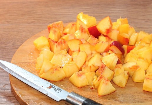 1. Этап. Пирог солнечный: 8. Подготовим персики. Удаляем из персиков косточку и нарезаем небольшими дольками.