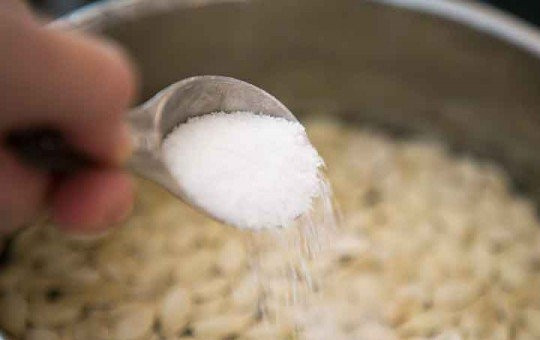 1. Этап. Запеченные тыквенные семечки: 6. Выложите семечки в кастрюльку, добавьте воду и соль, поставьте на огонь и проварите 10 минут.