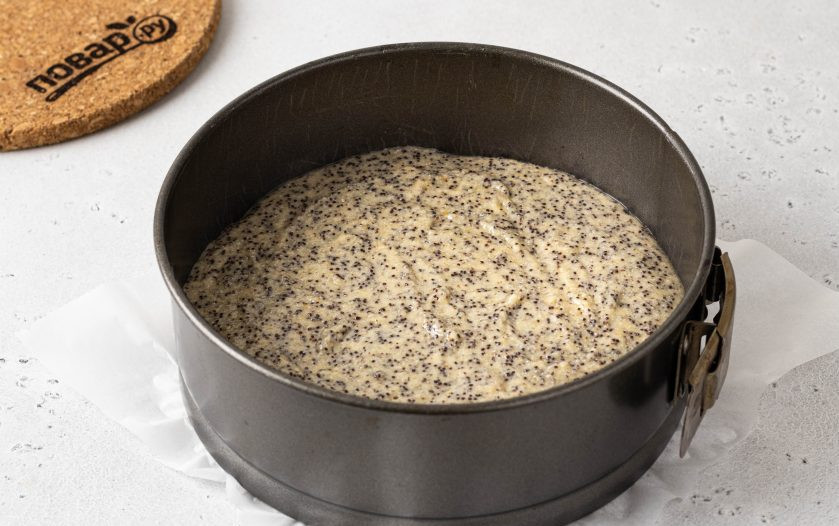 1. Этап. Постный пирог с мандаринами: Сверху влейте тесто. Выпекайте пирог 45-50 минут в разогретой до 175 градусов духовке.