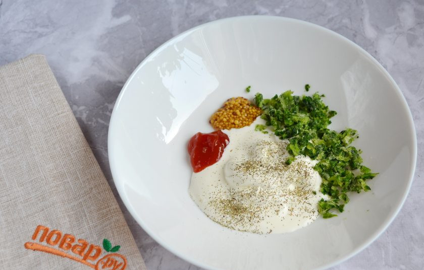 1. Этап. Салат с копченой сельдью: 6. Сделайте заправку для салата: смешайте сметану с горчицей и соусом чили, положите мелко рубленный шпинат, тимьян. Соль и черный перец по желанию, я соль совсем не добавляла.