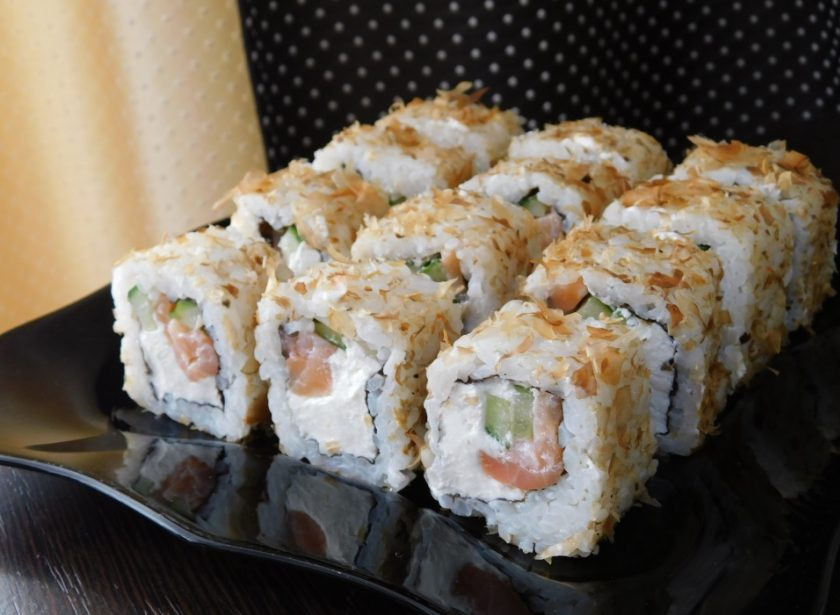 1. Этап. Роллы Бонито: Обваляйте ролл в стружке тунца и нарежьте острым ножом. Приятного аппетита!