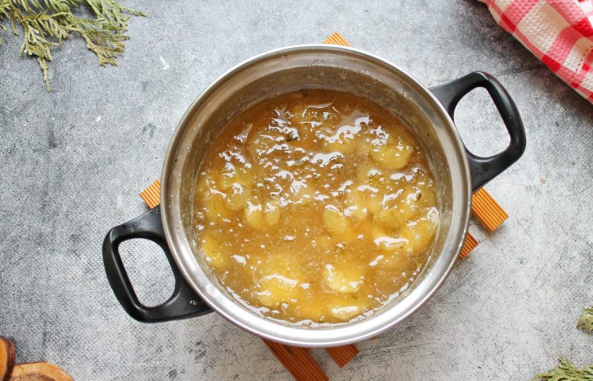 1. Этап. Варенье из дыни с бананом на зиму: Варите варенье из дыни с бананом еще не менее 10 минут или до желаемой густоты. Разложите готовое варенье в сухие, стерилизованные банки, покройте чистой марлей и дайте полностью остыть. После этого плотно закройте сухими, чистыми крышками, уберите в прохладное, сухое место на хранение.