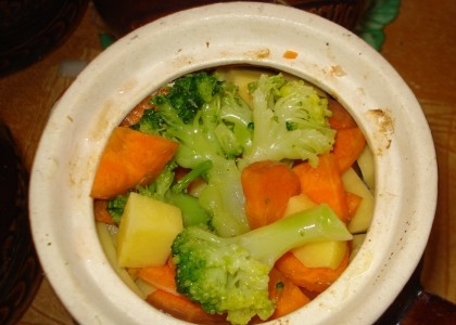 1. Этап. Свинина запеченная в горшочке: И затем броколли. вы конечно можете и не использовать броколли в рецепте, но с ним получается очень красиво.