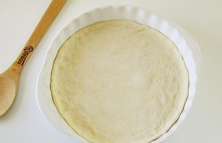 1. Этап. Пицца с морковью: Тесто разделите на две части. Вторую часть можно убрать в морозильную камеру и достать тесто для приготовления в нужный момент, а можете приготовить сразу одновременно две пиццы. Начинка может быть одинаковая или разная - на ваш выбор. Тесто раскатайте в форме круга и аккуратно переложите в смазанную маслом форму для выпечки. Руками сформируйте небольшие бортики.