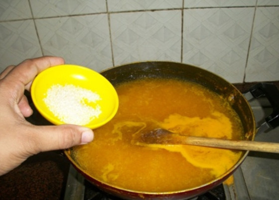 1. Этап. Апельсиновое варенье: 5. Всыпьте щепотку соли и снова размешайте смесь.