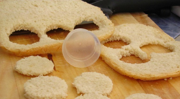 1. Этап. Канапе с сыром дор блю: 5. Хлеб можно немного подсушить, а затем нарезать квадратиками или кружочками, как у меня.