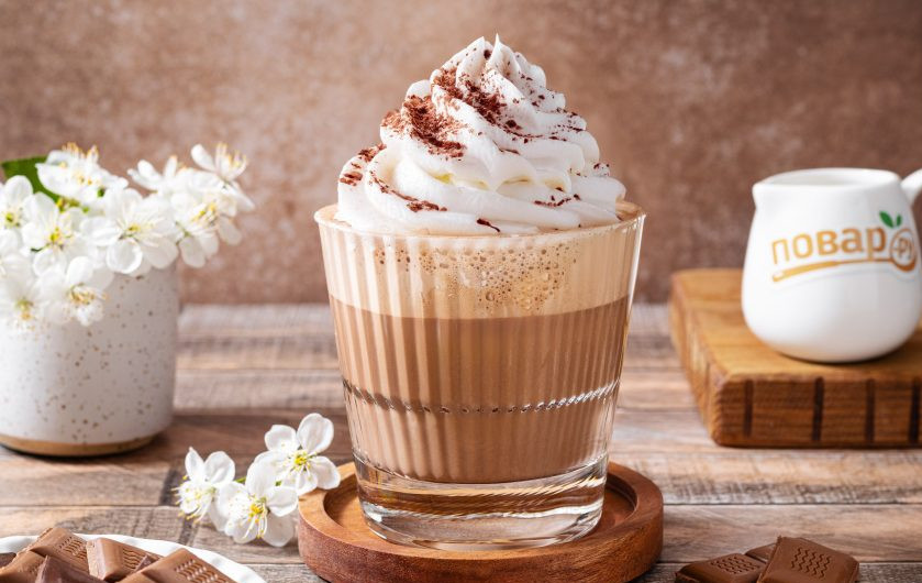 1. Этап. Горячий бельгийский шоколад: Перелейте шоколад в стакан или кружку. Сверху добавьте сливки. Можно выложить их просто ложкой или использовать кондитерский шприц с насадкой. Сверху можно посыпать тертым шоколадом или какао-порошком. Горячий бельгийский шоколад готов!