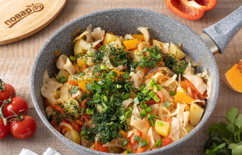 1. Этап. Овощное рагу по-домашнему: В конце добавьте мелко порубленную зелень.