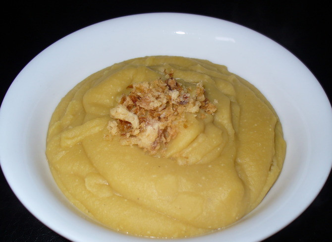 1. Этап. Чечевичное пюре: Посыпаем пюре луком и беконом. Блюдо готово.