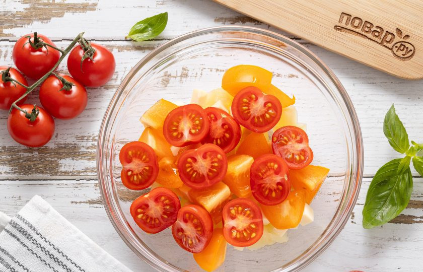 1. Этап. Салат с ананасом, помидорами и сыром: Помидоры черри разрежьте пополам, обычный помидор нарежьте крупными ломтиками.