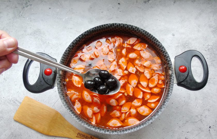 1. Этап. Солянка Селянка: Доведите до кипения и варите солянку 10-12 минут. В конце выложите маслины.