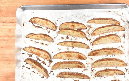 1. Этап. Чимичурри стейк: 1. Картофель нарежьте дольками. Выложите их на подготовленный противень. Добавьте соль, перец и масло. Затем запекайте картофель 20 минут при 230 градусах в духовке.