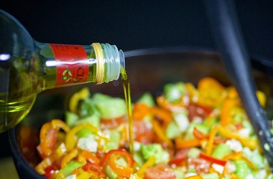 1. Этап. Овощной салат с авокадо: 7. Аккуратно перемешайте все и заправьте по вкусу оливковым маслом. Вот и все, легкий и полезный салатик готов к подаче. Приятного аппетита!