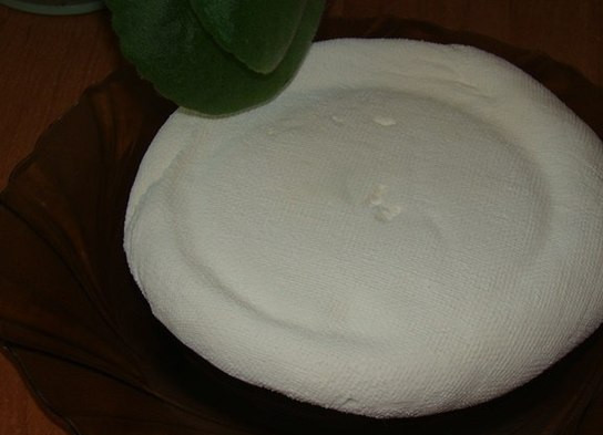 1. Этап. Маскарпоне в домашних условиях: Сыворотка стечет в кастрюлю и получится вкусный сыр.