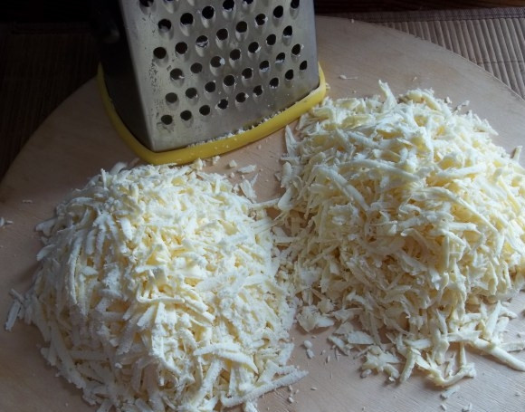 1. Этап. Аджарские хачапури Лодочка: 3. Оба сыра натрите на средней терке.