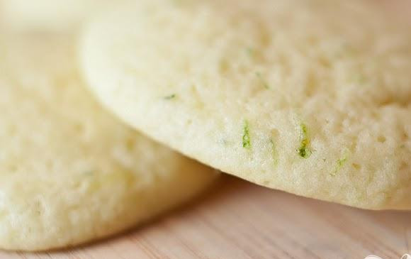 1. Этап. Печенье Маргарита с глазурью: 2. С помощью столовой ложки выложить тесто на подготовленные противни. Печенье должно располагаться на расстоянии 7 см друг от друга. Выпекать в течение 12-15 минут. Дать печенью остыть на противнях в течение 2 минут, затем дать полностью остыть на стойке.