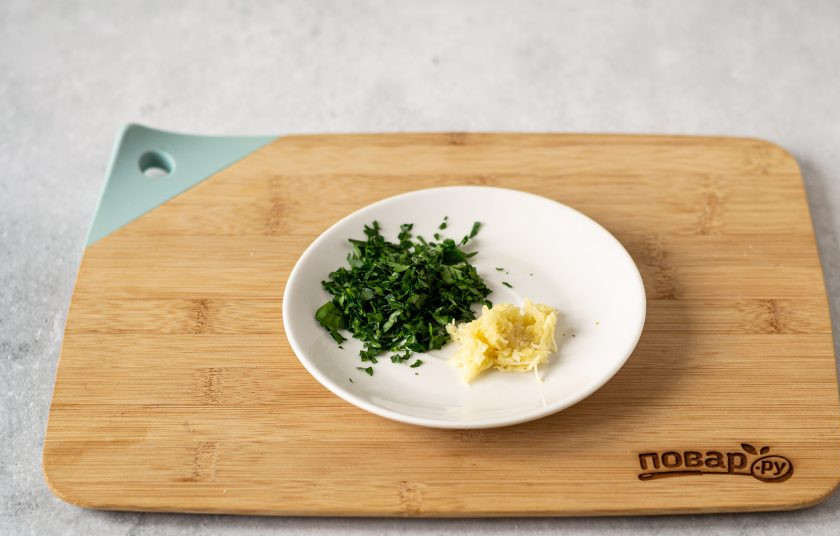 1. Этап. Баклажаны с арахисом: Петрушку мелко измельчите, чеснок пропустите через пресс.