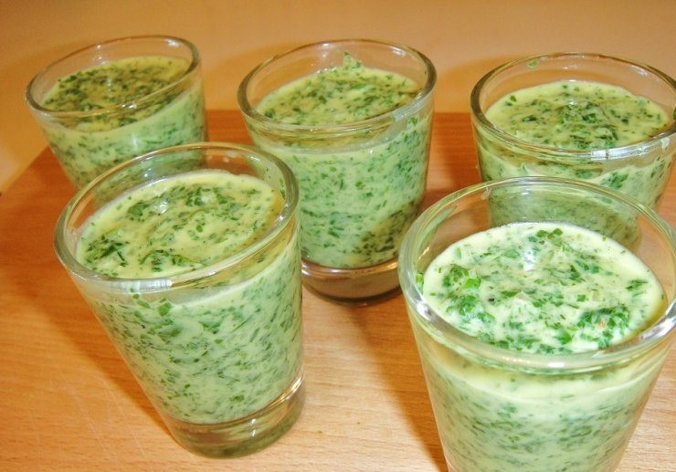 1. Этап. Крем-суп из рукколы: Теперь самое главное - равномерно разливаем наш суп по порционным стаканам. Всего их получается 5 штук по 50 мл. И отправляем стаканы с супом в холодильник.