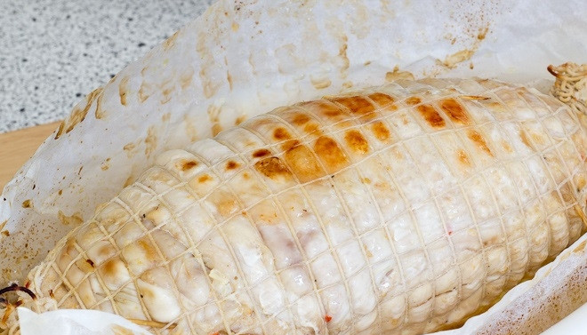 1. Этап. Праздничный куриный рулет: 10. После уберите фольгу, переверните рулет и уменьшите температуру до 160 градусов. Запекайте еще 1 час.