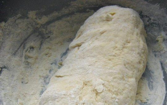 1. Этап. Пицца с копчёной колбаской: Оставьте тесто на 25 минут в тёплом месте под полотенцем.