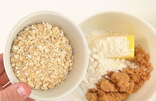 1. Этап. Овсяный крамбл: 4. Теперь добавьте овсяные хлопья.