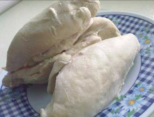 1. Stage. Chicken donuts: Boil the meat in salted water with bay leaf.