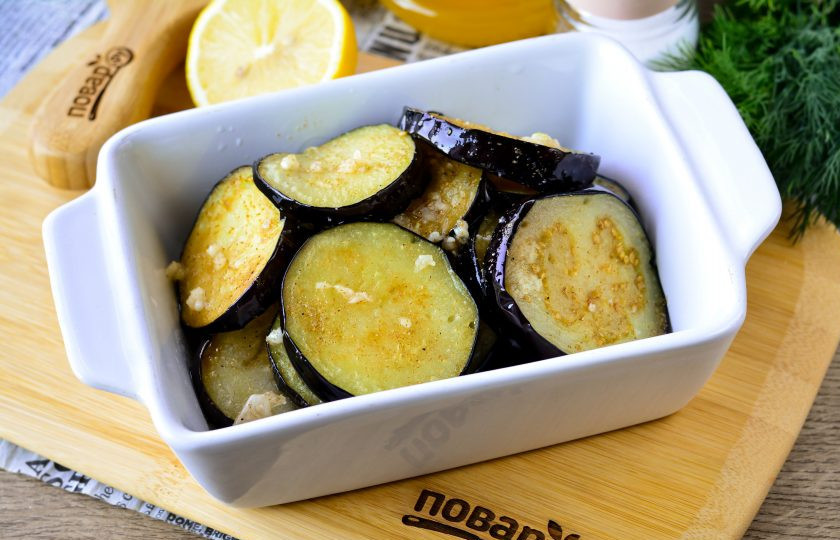 1. Этап. Баклажаны в медово-лимонной карамели: Выложите обжаренные баклажаны в удобную посуду, можно керамическую, полейте ароматной карамелью. Поставьте закуску в холодильник на 15-20 минут.