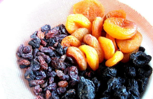1. Этап. Сладкий суп из сухофруктов: Тщательно промойте все сухофрукты.
