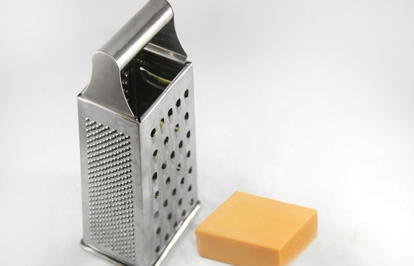 1. Этап. Салат Русская красавица с ветчиной: Сыр натрите на крупной тёрке или порежьте кубиками.