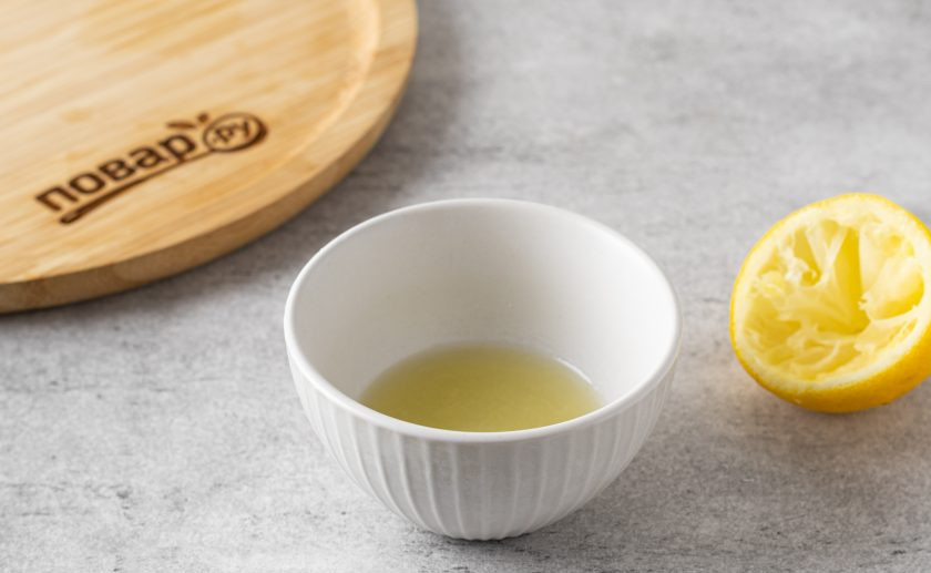 1. Этап. Гуакамоле с зеленым горошком: Выжмите из лимона сок.