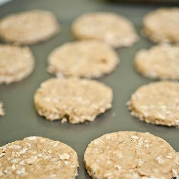 1. Этап. Шотландское овсяное печенье: 6. Выложить печенье на противень, выстеленный пергаментной бумагой. Повторить с оставшимся тестом.