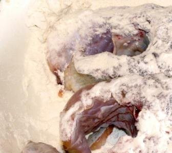 1. Этап. Судак на сковороде: 3. На растительном масле обжариваем каждый кусочек с двух сторон, не забывая предварительно обмакивать его в муке. Можно уже на сковородке дополнительно посолить.