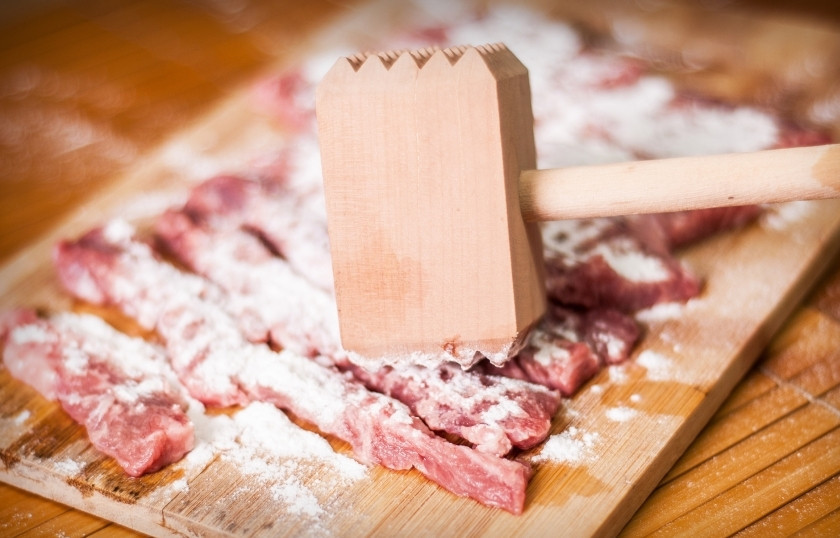 1. Этап. Мясо по-испански: Обсыпьте кусочки говядины мукой и немного отбейте.