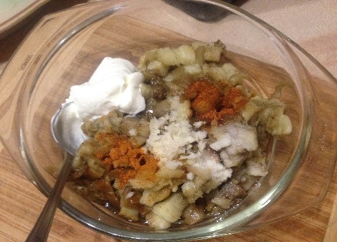 1. Этап. Турецкая закуска из баклажанов: 4. Добавляем к баклажану измельченный чеснок, соль, паприку и острый красный перец. И добавляем йогурт.