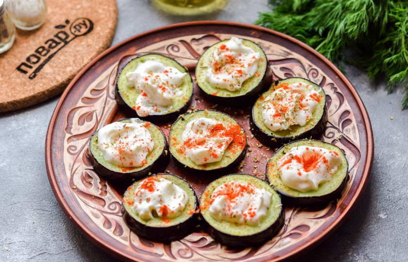 1. Этап. Пикантные баклажаны: Посыпьте баклажаны специями по вкусу — чили, копченая паприка, орегано, соль и перец.