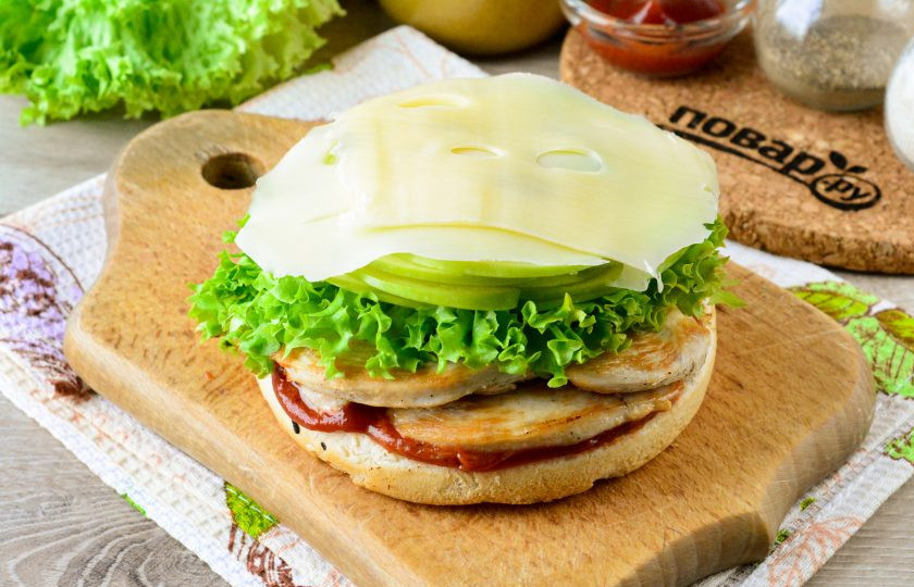 1. Этап. Бургер с курицей, яблоком и сыром: Завершите приготовление бургера слайсами сыра.