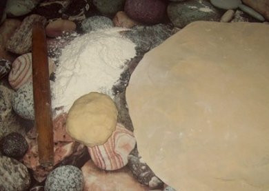 1. Этап. Бешбармак из говядины: Для удобства, делим тесто на несколько частей. Каждую часто по очереди очень тонко раскатываем. Толщина теста - примерно 2-3 мм.