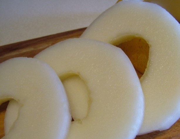 1. Этап. Мороженое из дыни: Очистите дыню от кожуры и семечек.