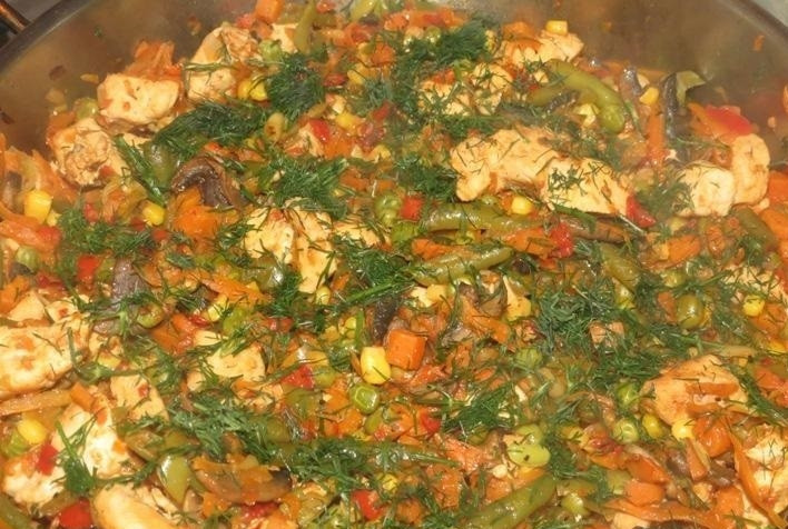 1. Этап. Мексиканская смесь: 14. Укроп мою и нарезаю мелко, всыпаю его на сковороду и перемешиваю.